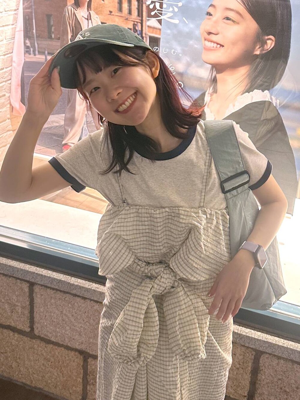 ブラウン系のローファー、グレー系のTシャツ/カットソー、ブルー系のショルダーバッグを着用したレディースの春コーディネートの6枚目の写真