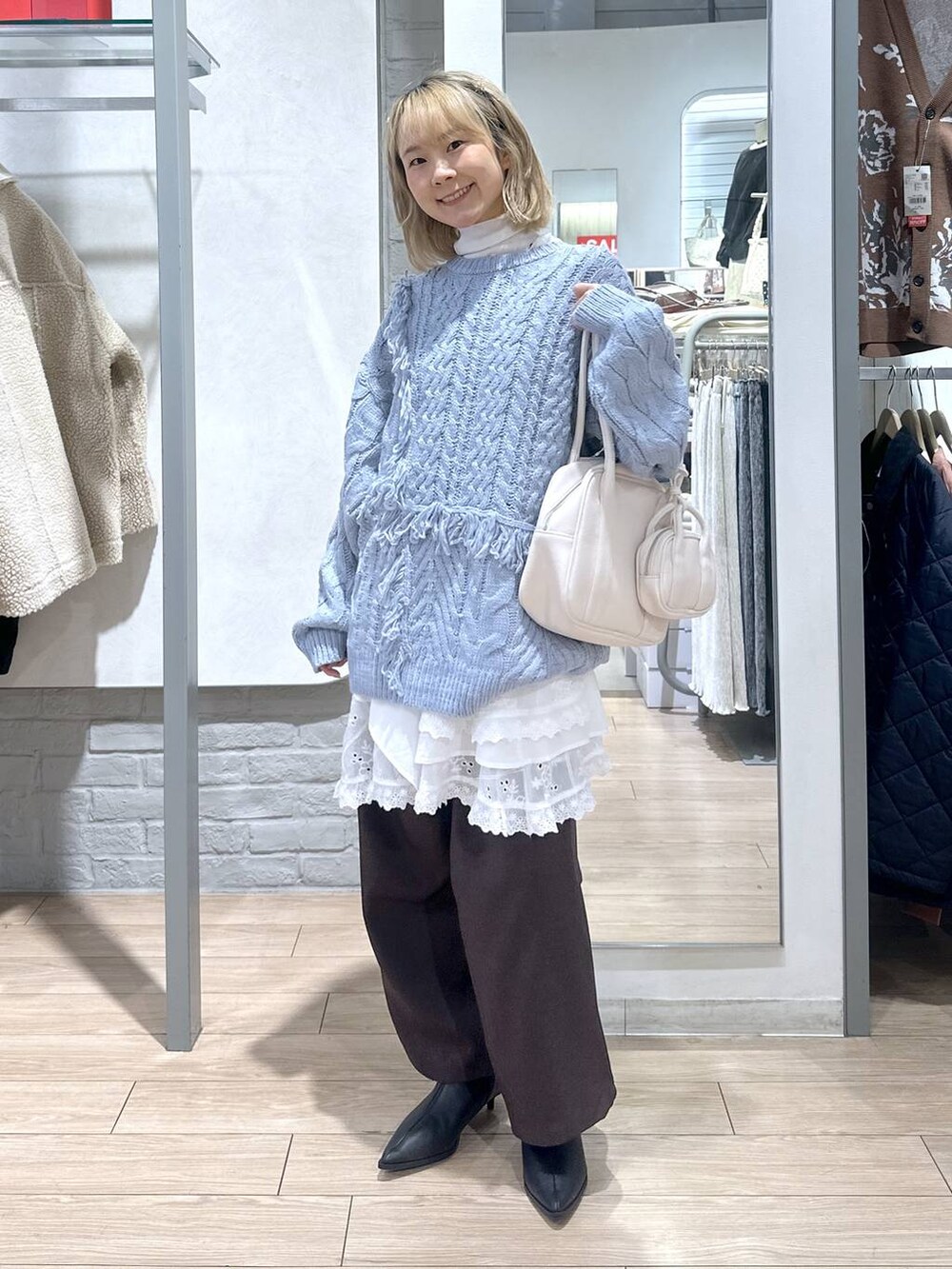 ブラウン系のその他パンツ、ホワイト系のスカート、ブルー系のニット/セーターを着用したレディースの秋コーディネートの2枚目の写真