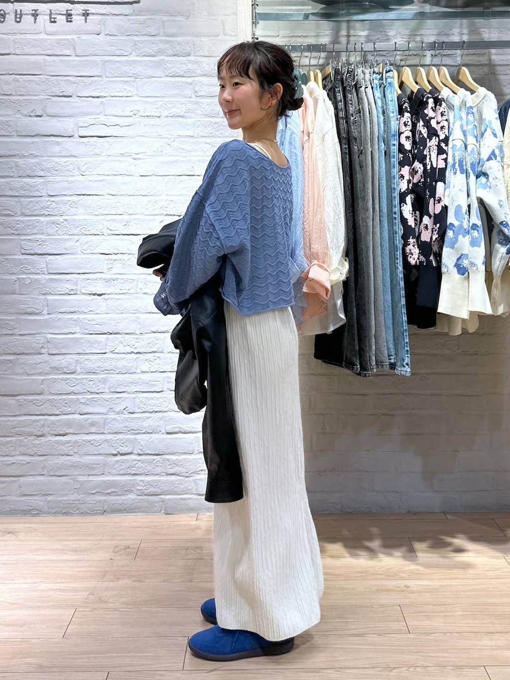 ホワイト系のTシャツ/カットソー、ホワイト系のスカート、ブルー系のスニーカーを着用したレディースの春コーディネートの4枚目の写真