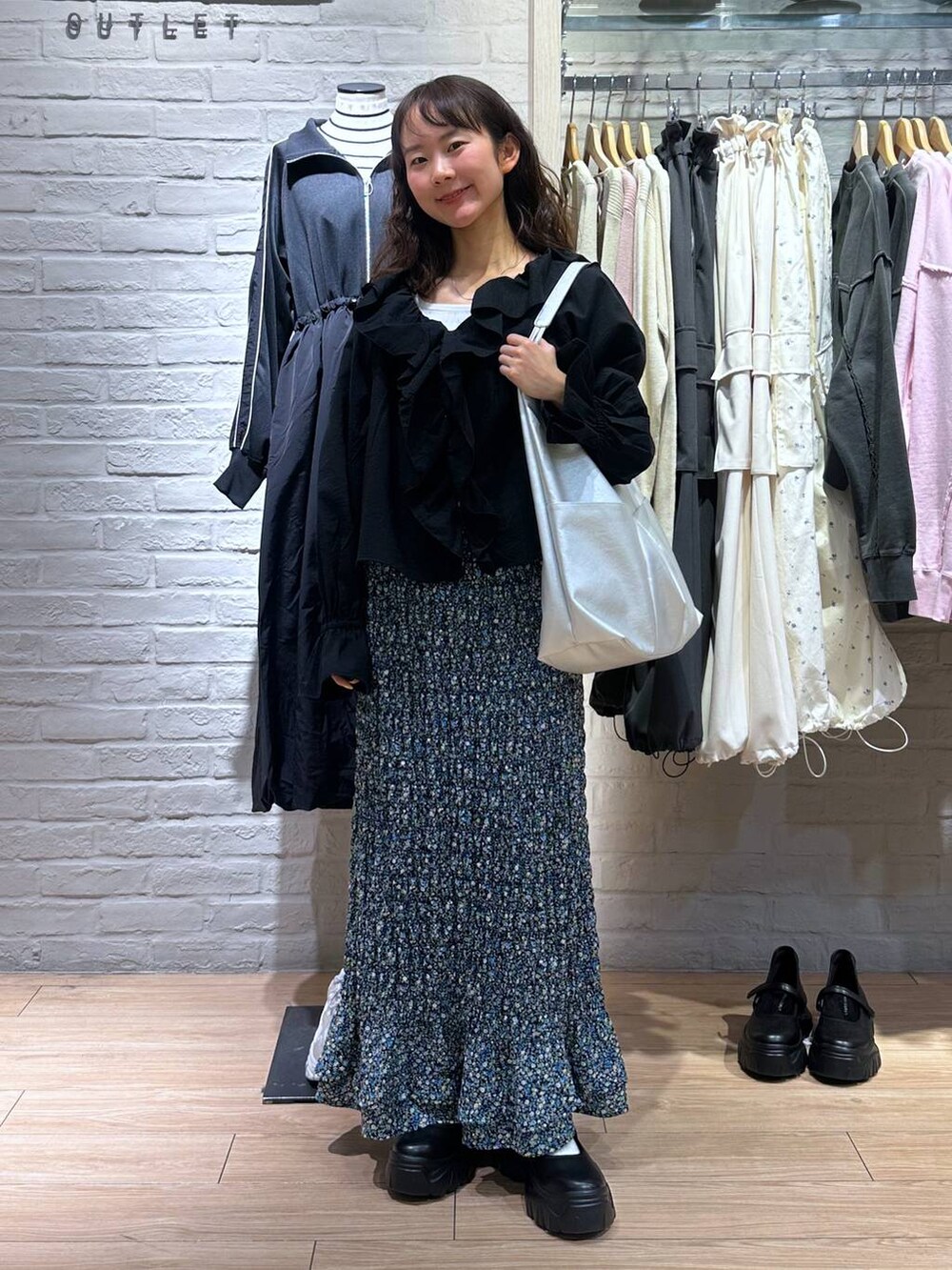 ブラック系のスニーカー、ブラック系のシャツ/ブラウス、ホワイト系のタンクトップを着用したレディースの春コーディネートの8枚目の写真