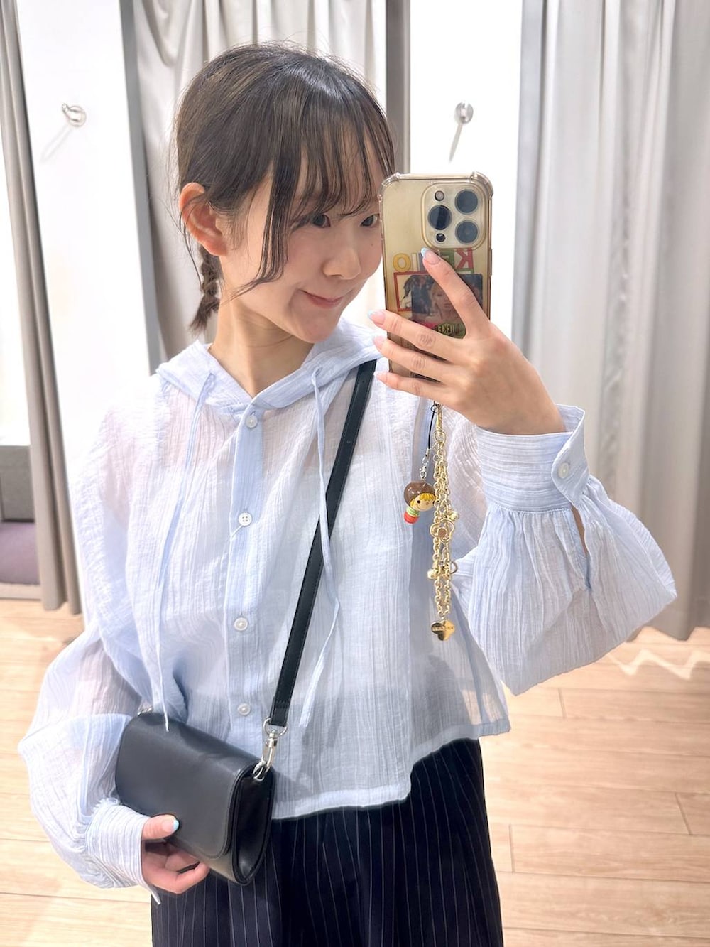 ブルー系のその他パンツ、ブラック系のパンプス、ブラック系のボディバッグ/ウエストポーチを着用したレディースの春コーディネートの4枚目の写真