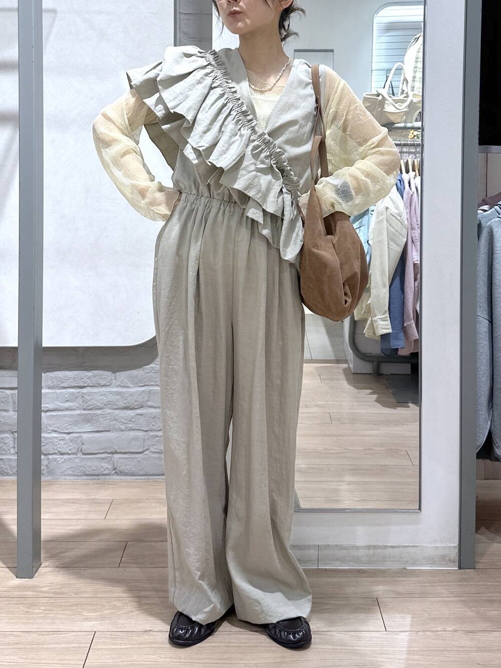 ゴールド系のタンクトップ、ブラック系のローファー、ブラウン系のショルダーバッグを着用したレディースの春コーディネートの6枚目の写真