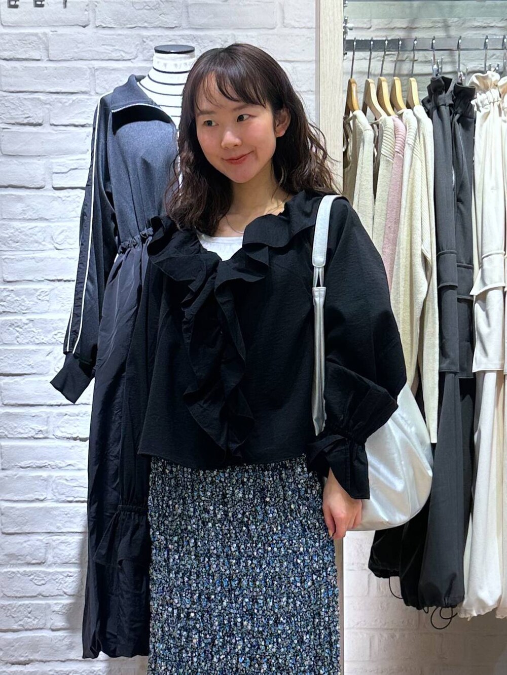 ブラック系のスニーカー、ブラック系のシャツ/ブラウス、ホワイト系のタンクトップを着用したレディースの春コーディネートの2枚目の写真