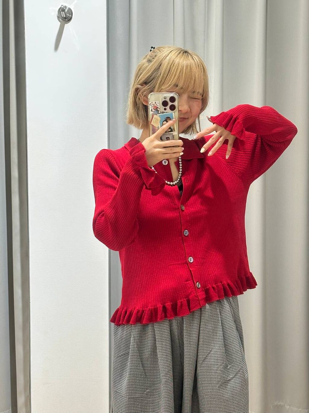 レッド系のニット/セーターを着用したレディースの秋コーディネートの2枚目の写真