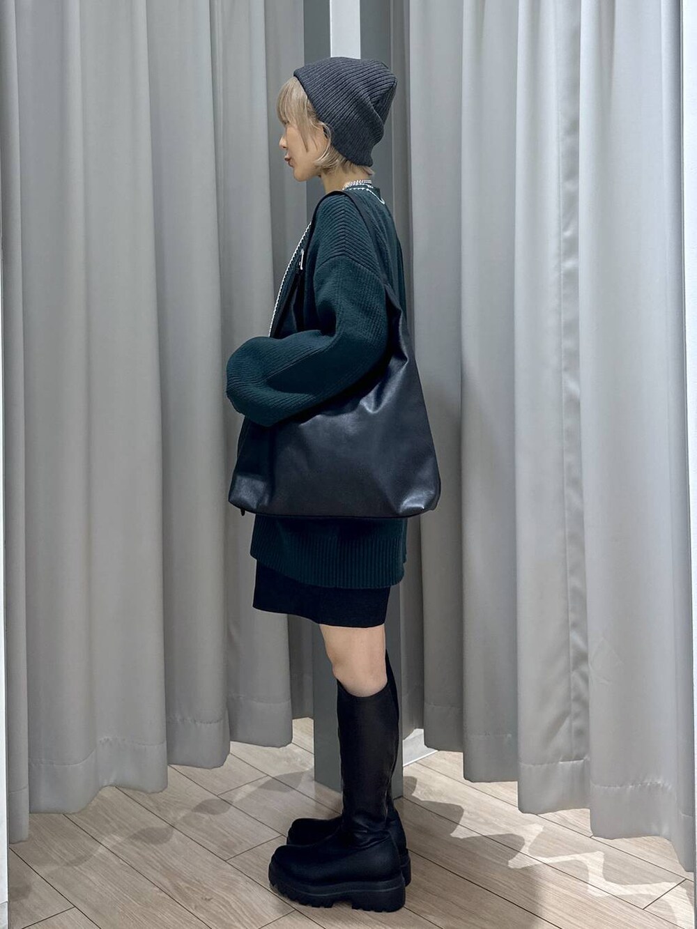 ブラック系のショルダーバッグ、グリーン系のカーディガン/ボレロ、グレー系のその他パンツを着用したレディースの秋コーディネートの3枚目の写真