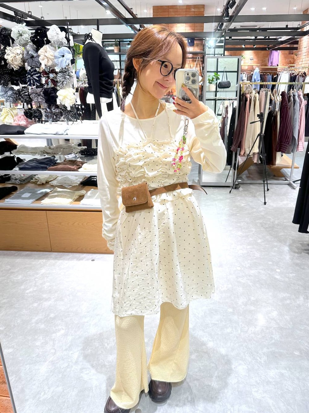 ホワイト系のTシャツ/カットソー、ブラウン系のローファー、ベージュ系のその他パンツを着用したレディースの秋コーディネートの3枚目の写真