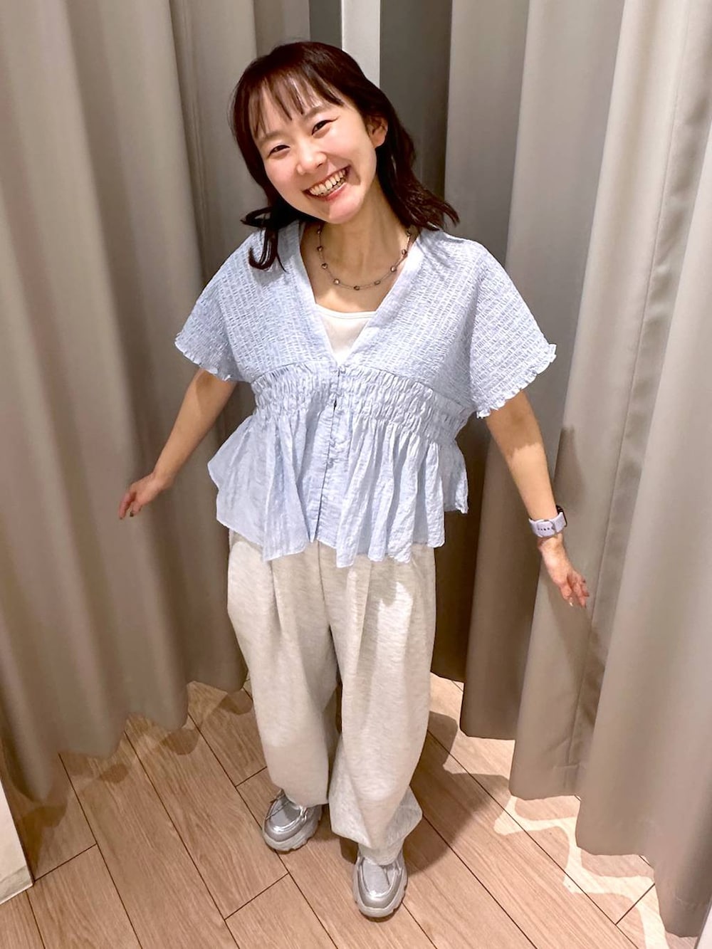 グレー系のスウェットパンツ、ホワイト系のタンクトップ、シルバー系のスニーカーを着用したレディースの春コーディネートの8枚目の写真