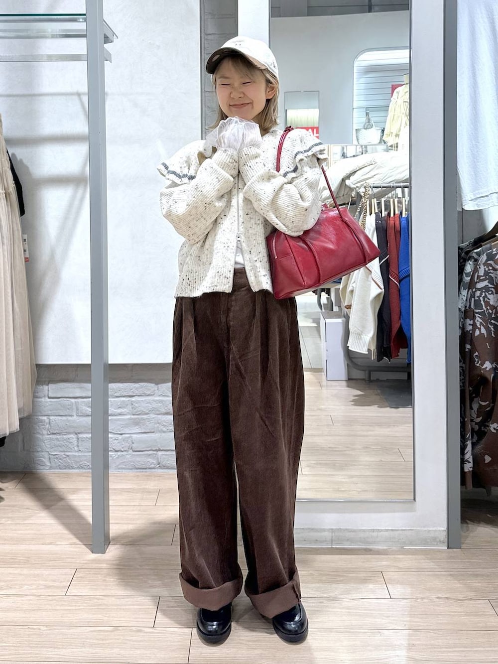 ブラウン系のその他パンツ、ホワイト系のTシャツ/カットソー、ベージュ系のニット/セーターを着用したレディースの秋コーディネートの3枚目の写真