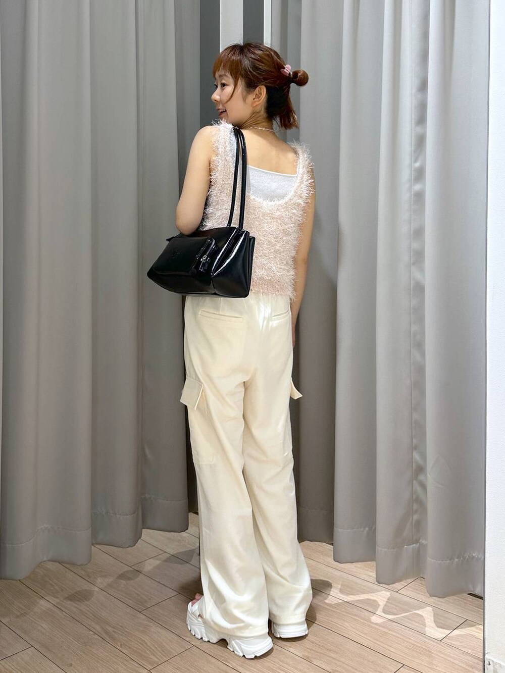 ホワイト系のサンダル、ホワイト系のキャミソール、ホワイト系のスラックスを着用したレディースの夏コーディネートの2枚目の写真