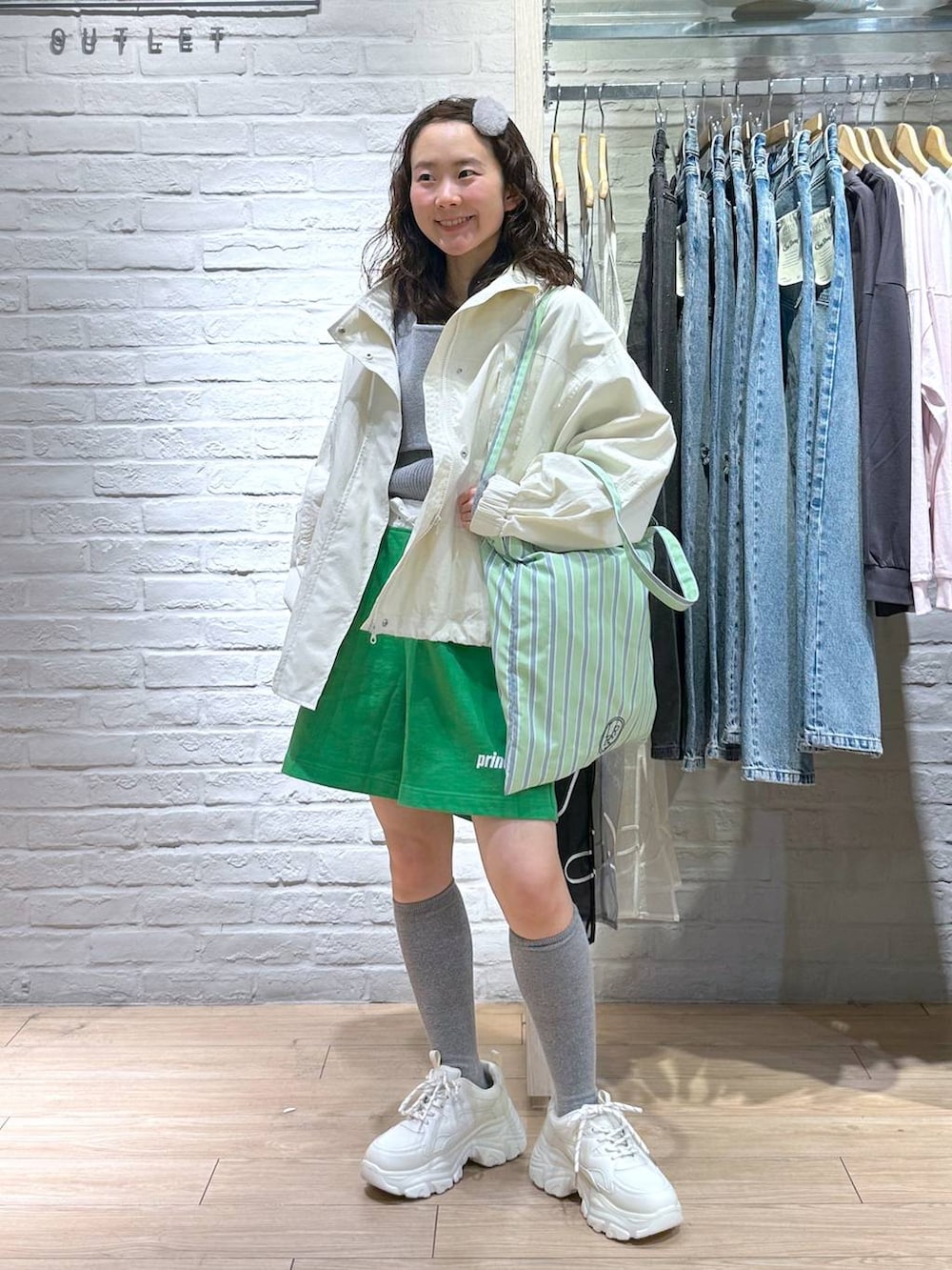 その他のトートバッグ、ブラック系のニット/セーター、ホワイト系のスニーカーを着用したレディースの冬コーディネートの6枚目の写真