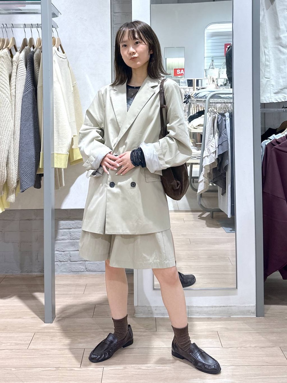 ブルー系のTシャツ/カットソー、ブラウン系のローファー、ベージュ系のその他パンツを着用したレディースの春コーディネートの4枚目の写真