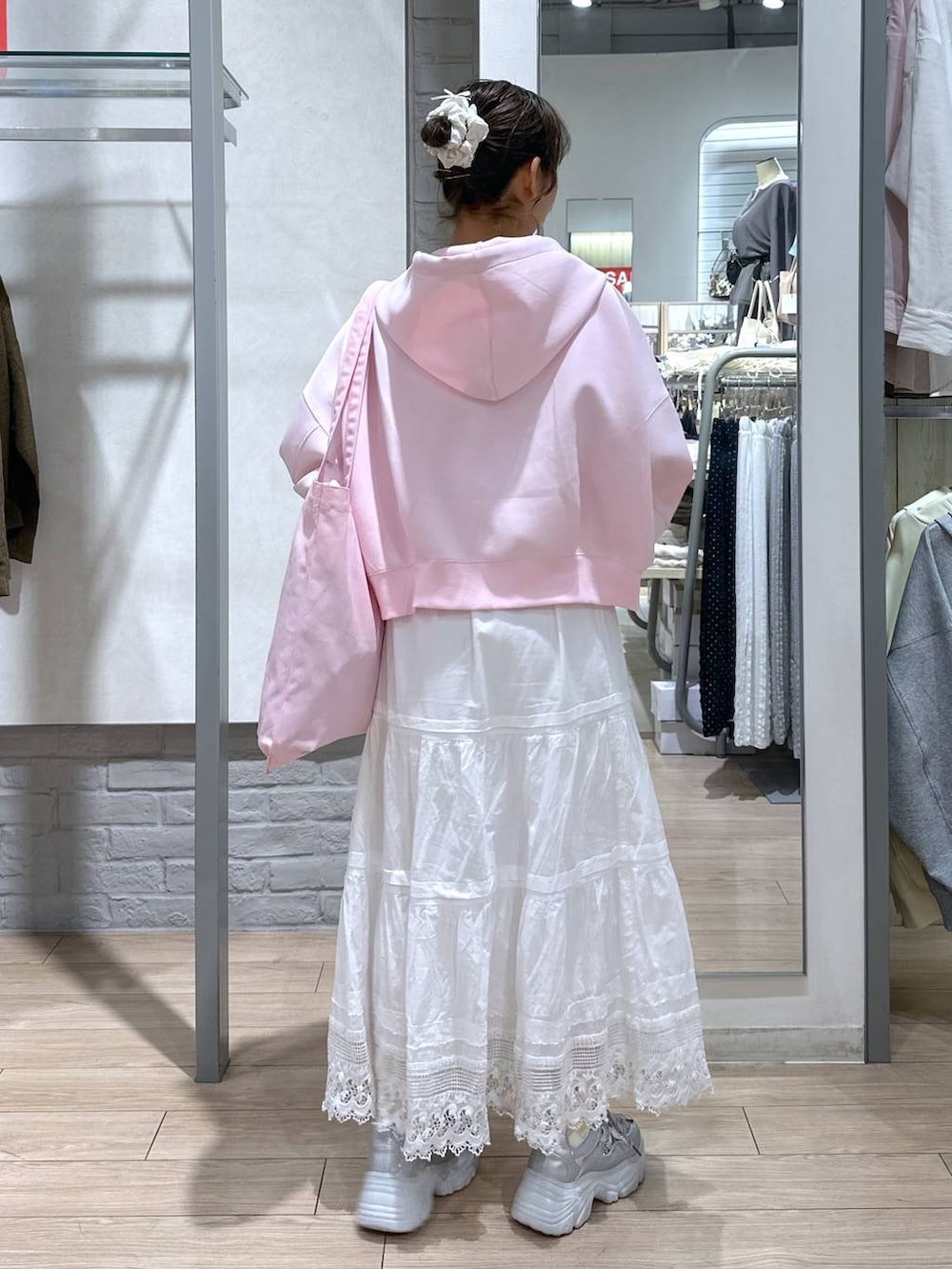 ホワイト系のTシャツ/カットソー、ピンク系のパーカー、ピンク系のトートバッグを着用したレディースの春コーディネートの5枚目の写真