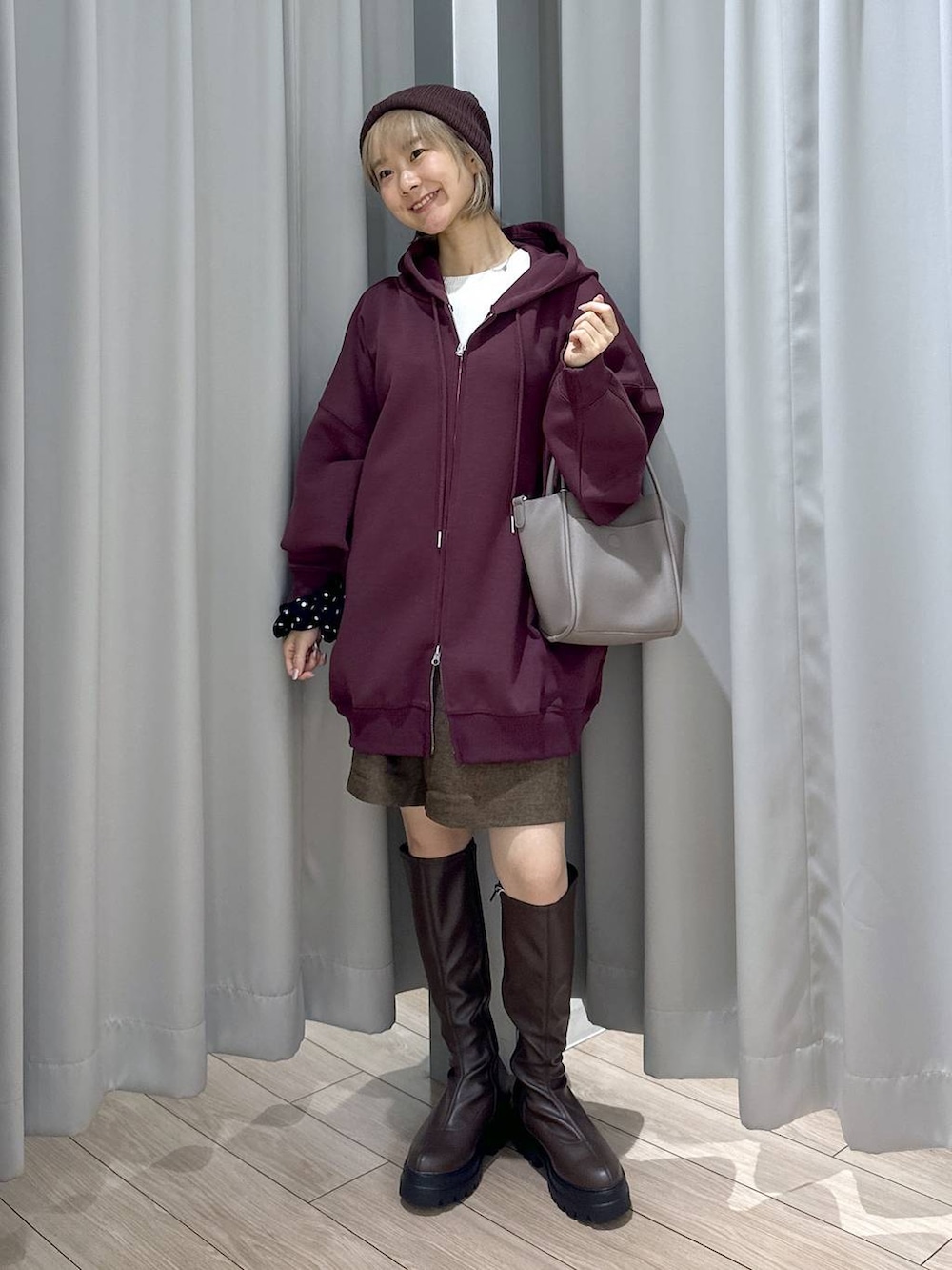 ホワイト系のニット/セーター、レッド系のパーカー、ブラウン系のその他パンツを着用したレディースの秋コーディネートの4枚目の写真