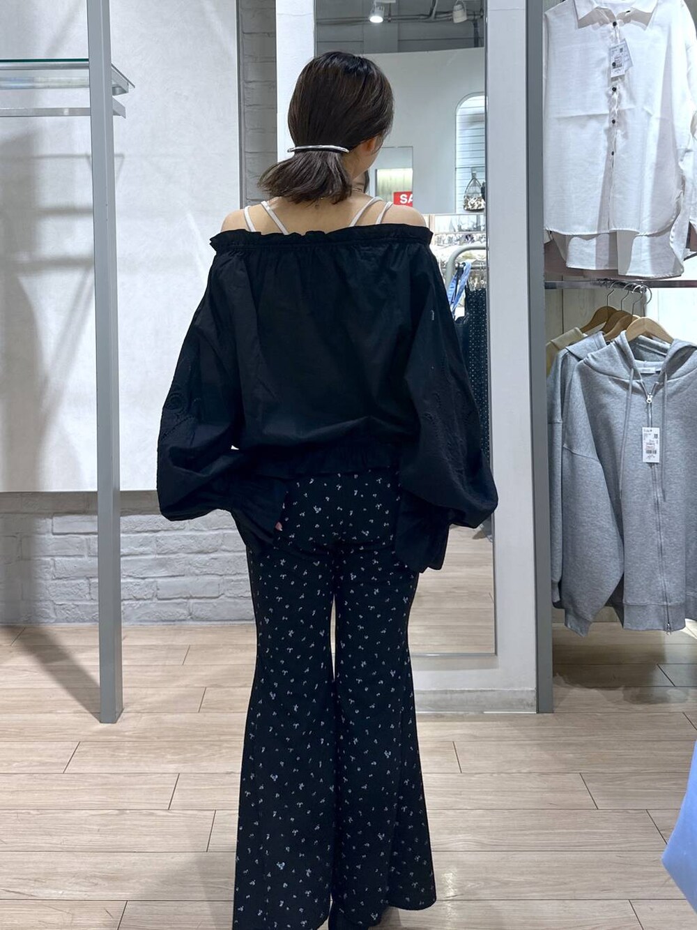 ホワイト系のTシャツ/カットソー、ブラック系のパンプス、ブラック系のその他パンツを着用したレディースの春コーディネートの7枚目の写真