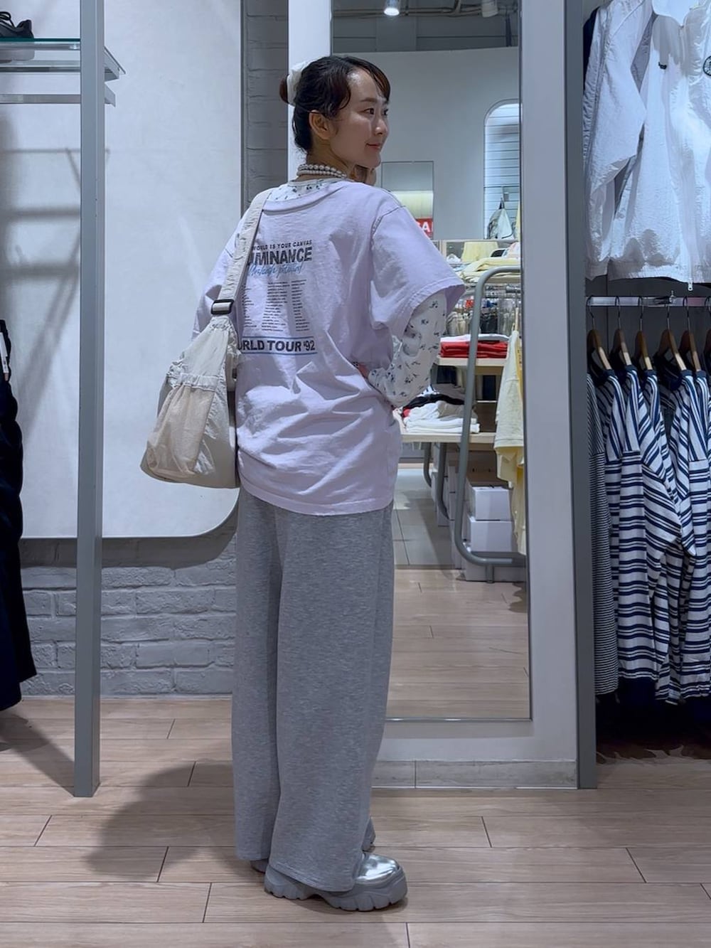 グレー系のスニーカー、その他のスウェットパンツ、その他のTシャツ/カットソーを着用したレディースの春コーディネートの5枚目の写真