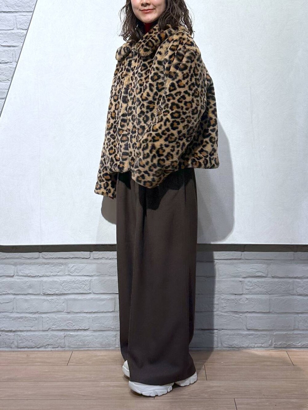 ホワイト系のブーツ、その他のブルゾン、ブラウン系のその他パンツを着用したレディースの冬コーディネートの3枚目の写真