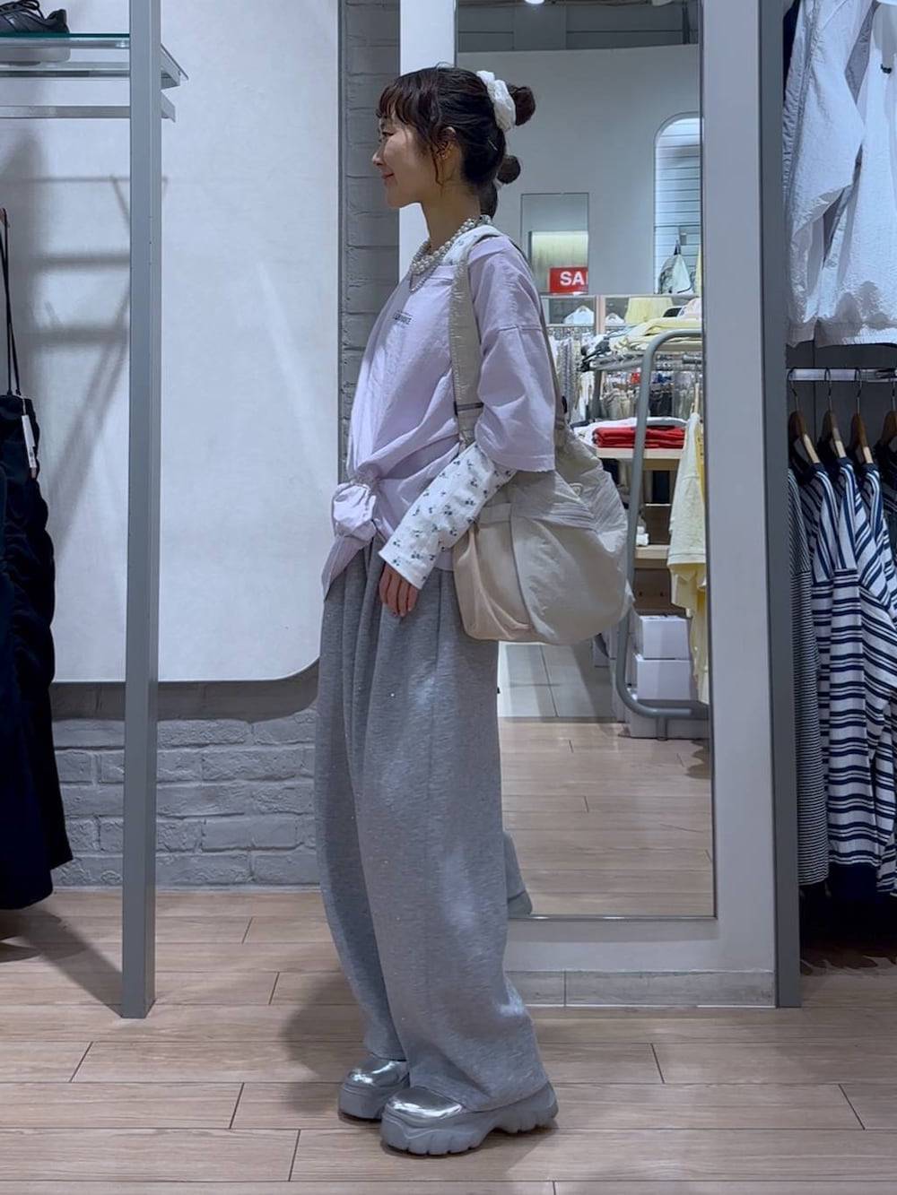 グレー系のスニーカー、その他のスウェットパンツ、その他のTシャツ/カットソーを着用したレディースの春コーディネートの6枚目の写真