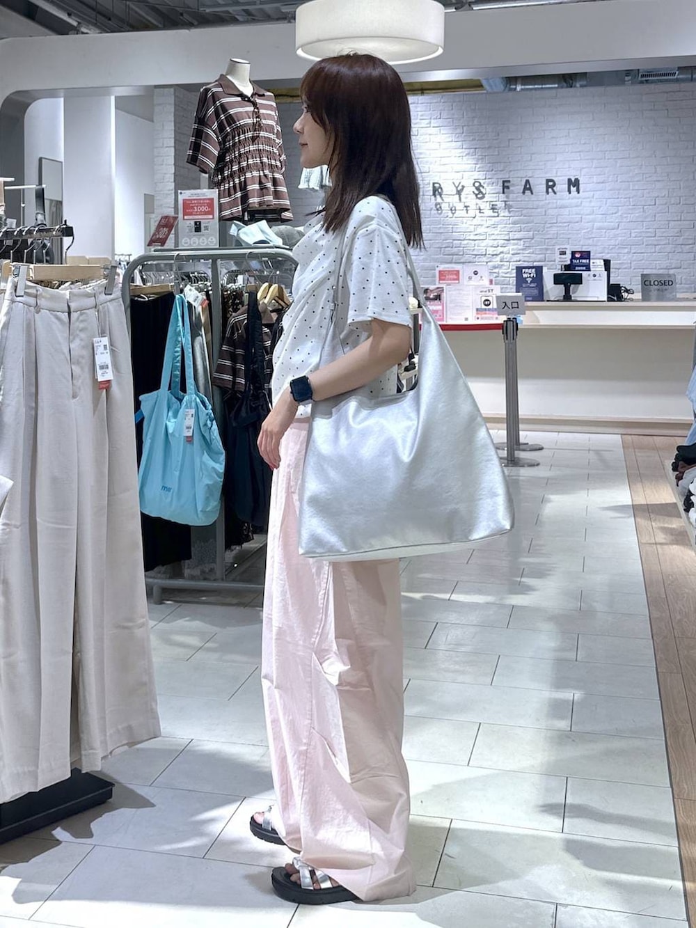 ピンク系のその他パンツ、ベージュ系のTシャツ/カットソー、シルバー系のショルダーバッグを着用したレディースの夏コーディネートの2枚目の写真