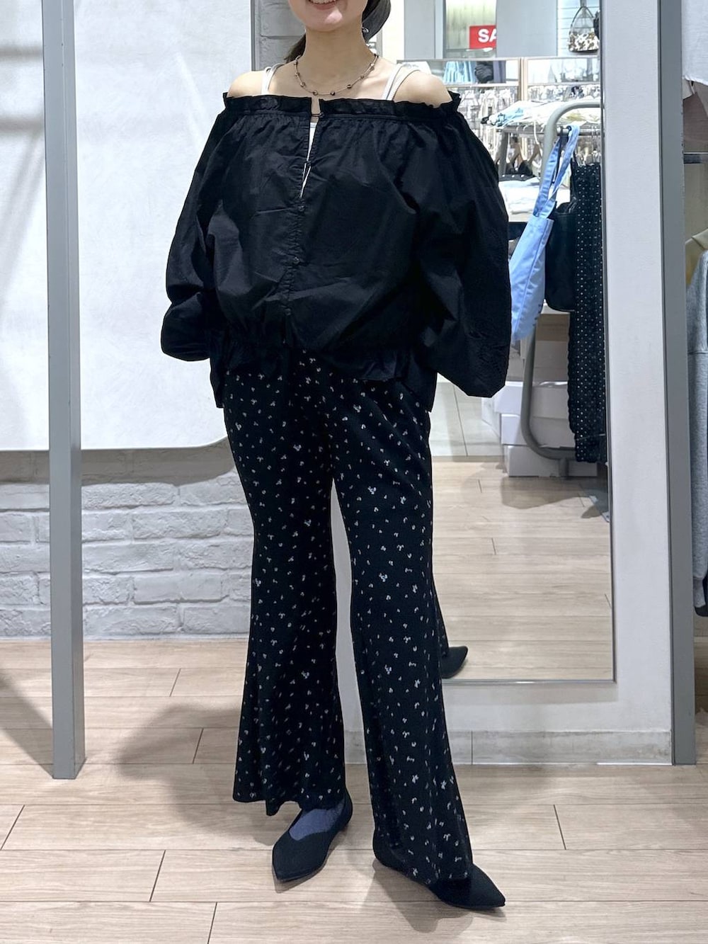 ホワイト系のTシャツ/カットソー、ブラック系のパンプス、ブラック系のその他パンツを着用したレディースの春コーディネートの5枚目の写真