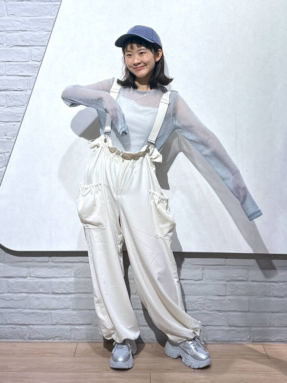 ホワイト系のワンピース、シルバー系のスニーカー、ホワイト系のキャミソールを着用したレディースの秋コーディネートの2枚目の写真