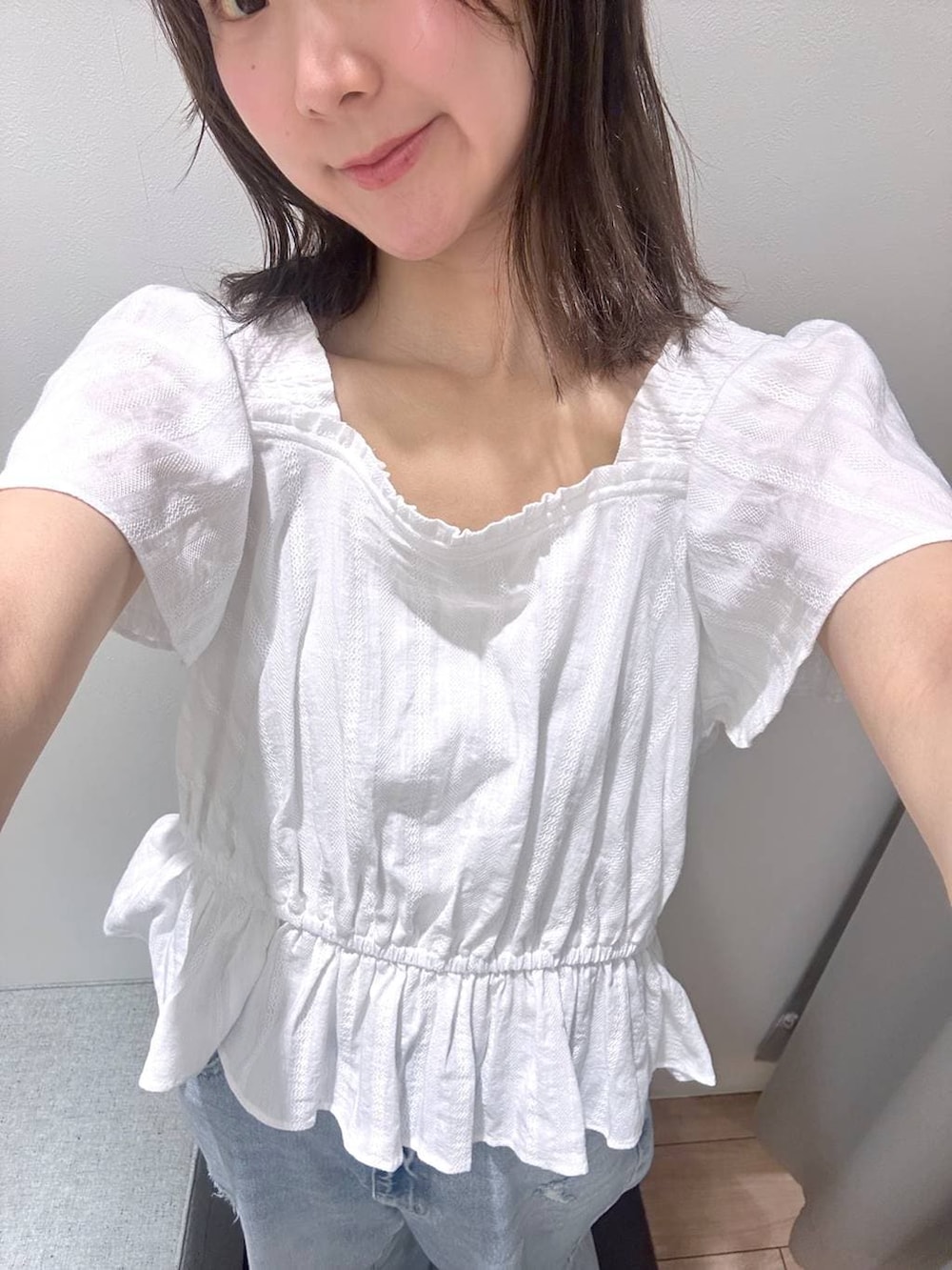 ホワイト系のシャツ/ブラウス、グレー系のスウェットパンツ、シルバー系のスニーカーを着用したレディースの春コーディネートの2枚目の写真