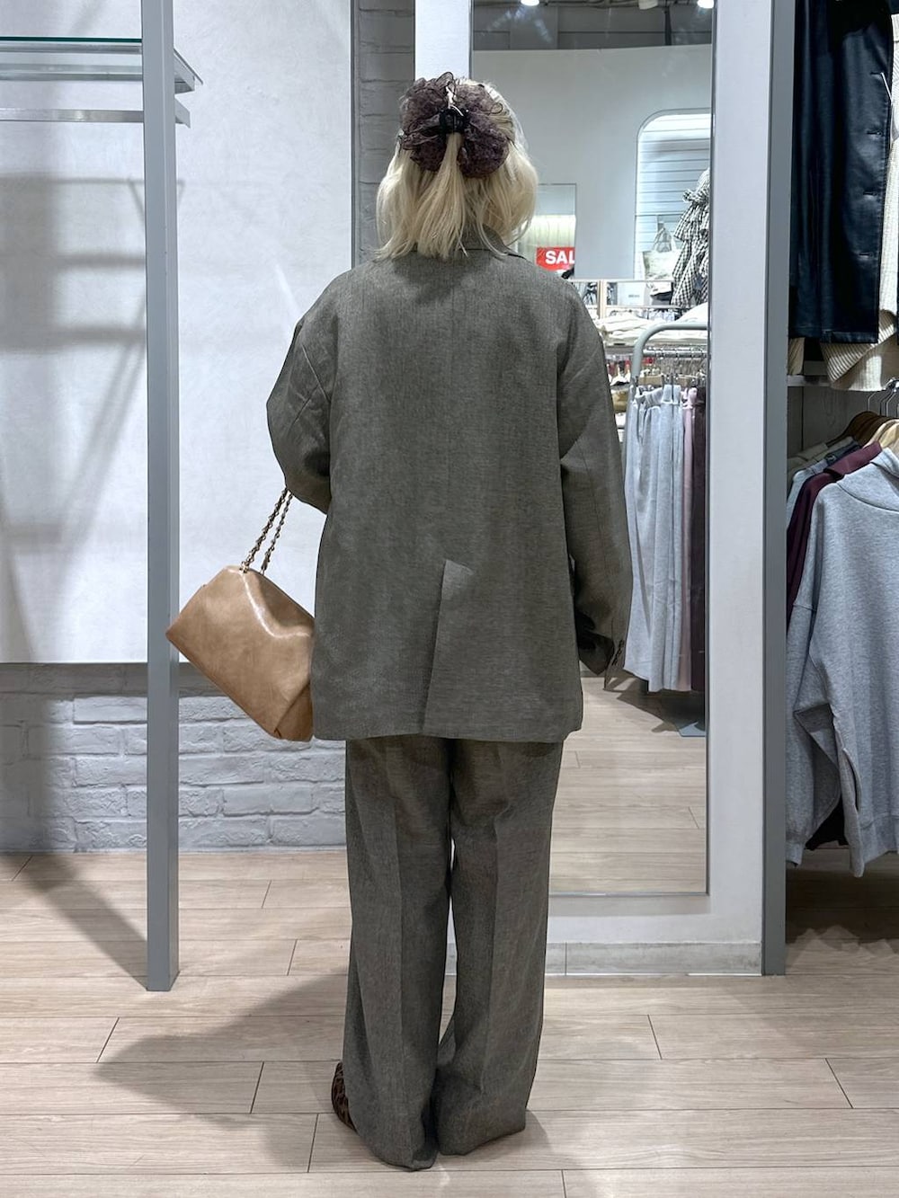 その他のパンプス、ブラウン系のテーラードジャケット、ブラウン系のデニムパンツを着用したレディースの冬コーディネートの5枚目の写真