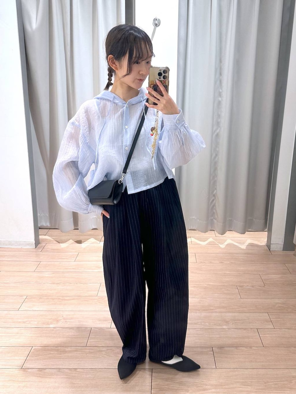 ブルー系のその他パンツ、ブラック系のパンプス、ブラック系のボディバッグ/ウエストポーチを着用したレディースの春コーディネートの2枚目の写真