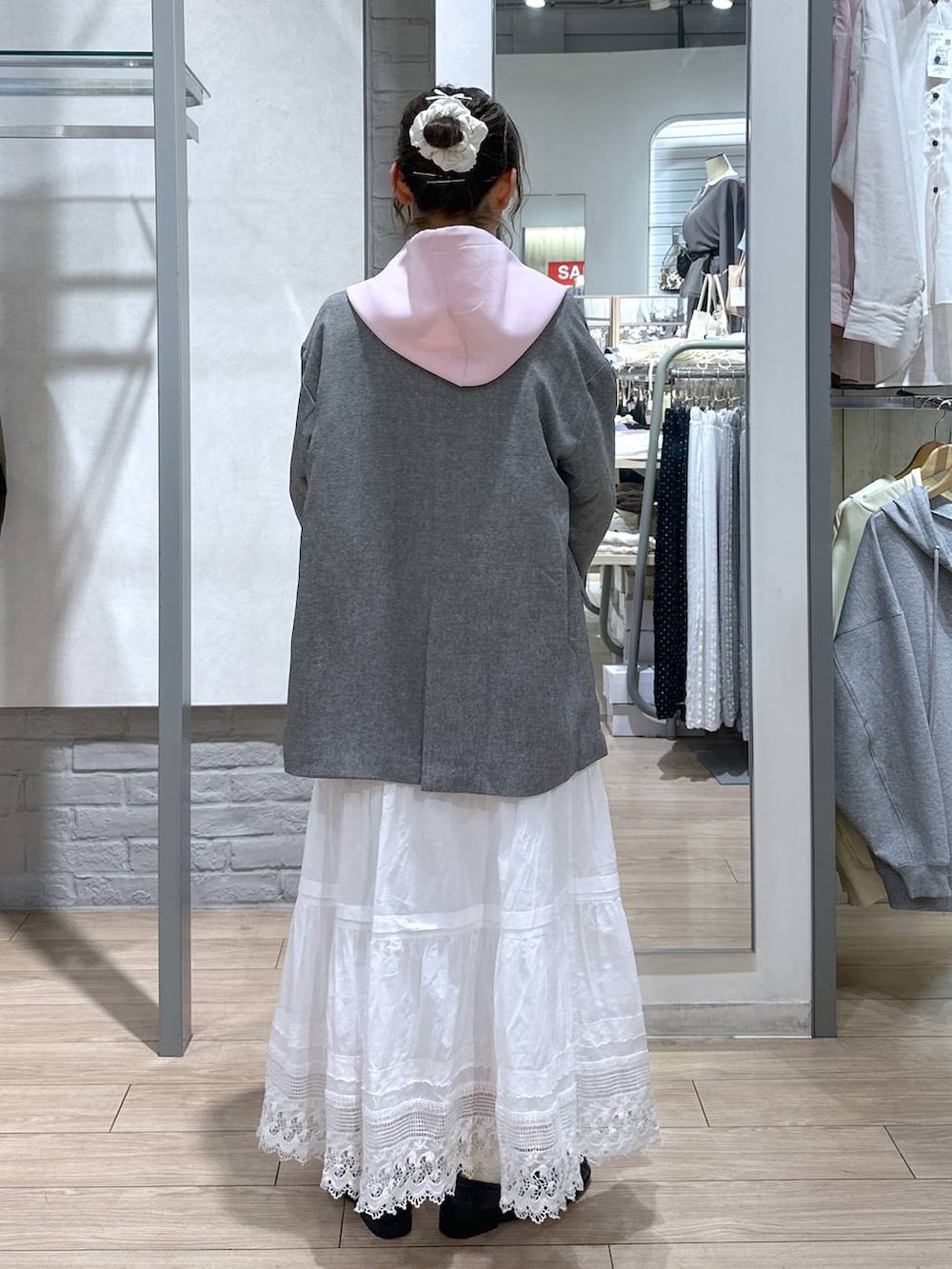 ホワイト系のTシャツ/カットソー、ピンク系のパーカー、グレー系のテーラードジャケットを着用したレディースの春コーディネートの5枚目の写真