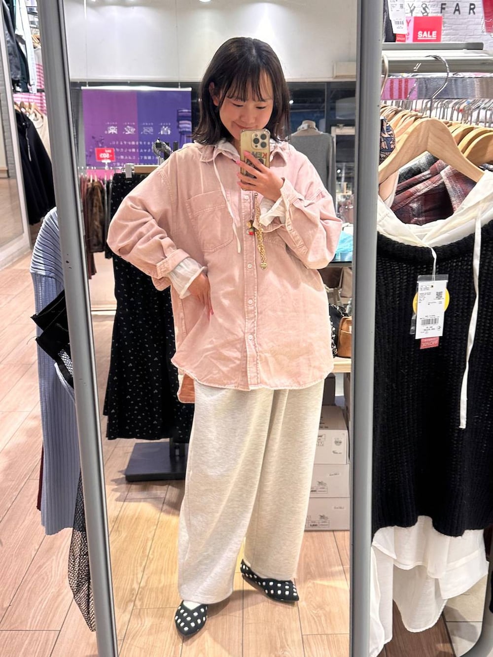 グレー系のスウェットパンツ、ホワイト系のシャツ/ブラウス、ピンク系のシャツ/ブラウスを着用したレディースの冬コーディネートの2枚目の写真