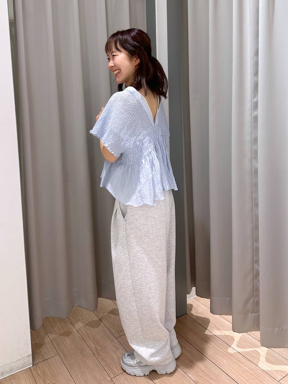 グレー系のスウェットパンツ、ホワイト系のタンクトップ、シルバー系のスニーカーを着用したレディースの春コーディネートの3枚目の写真