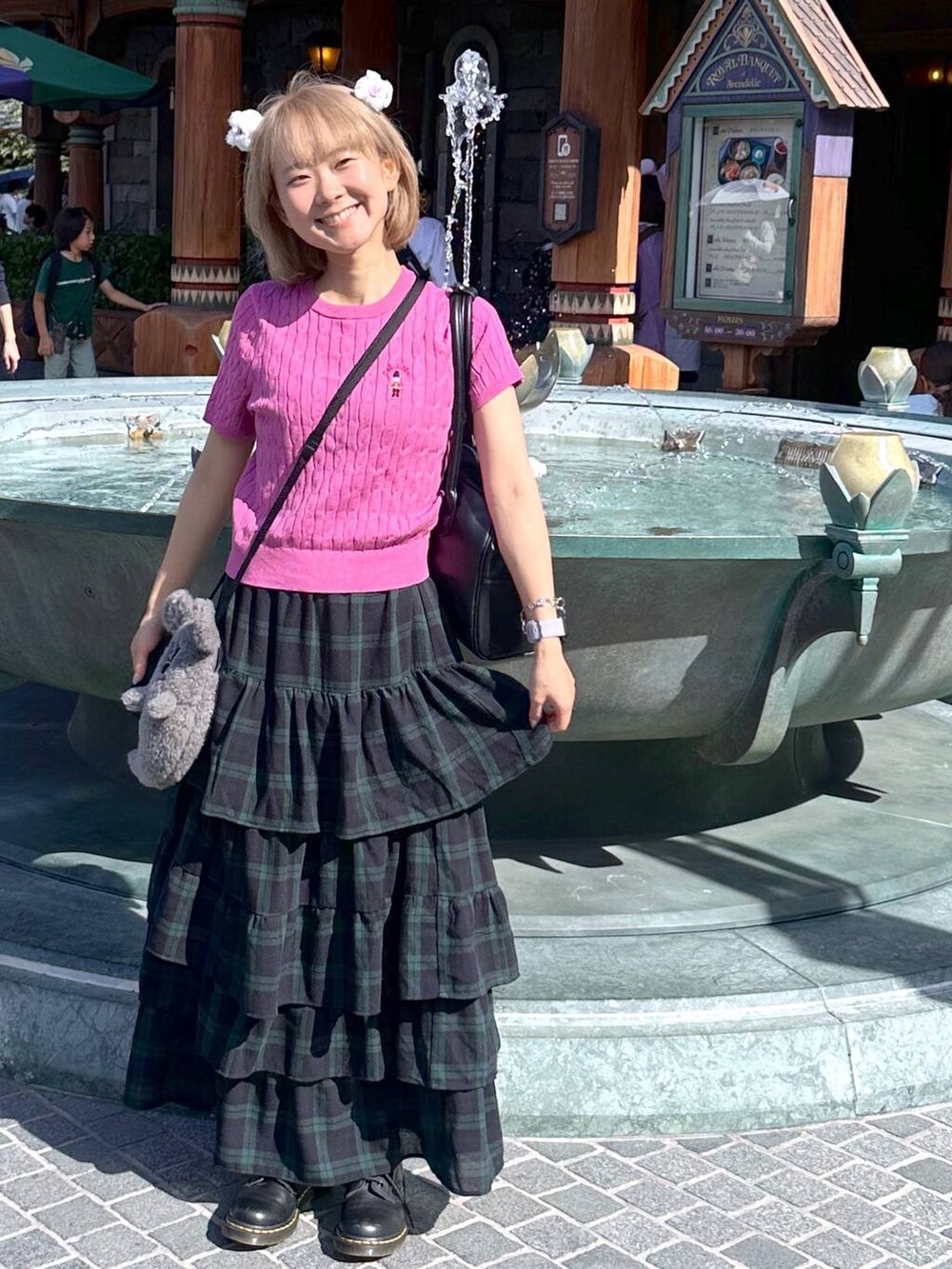 グリーン系のスカートを着用したレディースの秋コーディネートの5枚目の写真