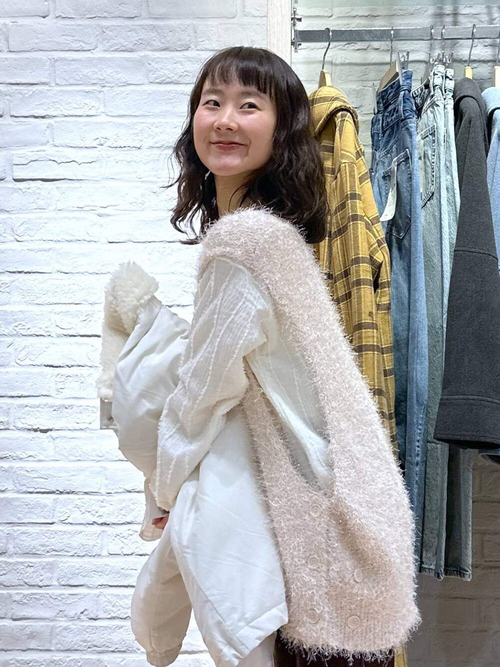 ベージュ系のTシャツ/カットソー、ホワイト系のブルゾン、ブラウン系のその他パンツを着用したレディースの冬コーディネートの2枚目の写真