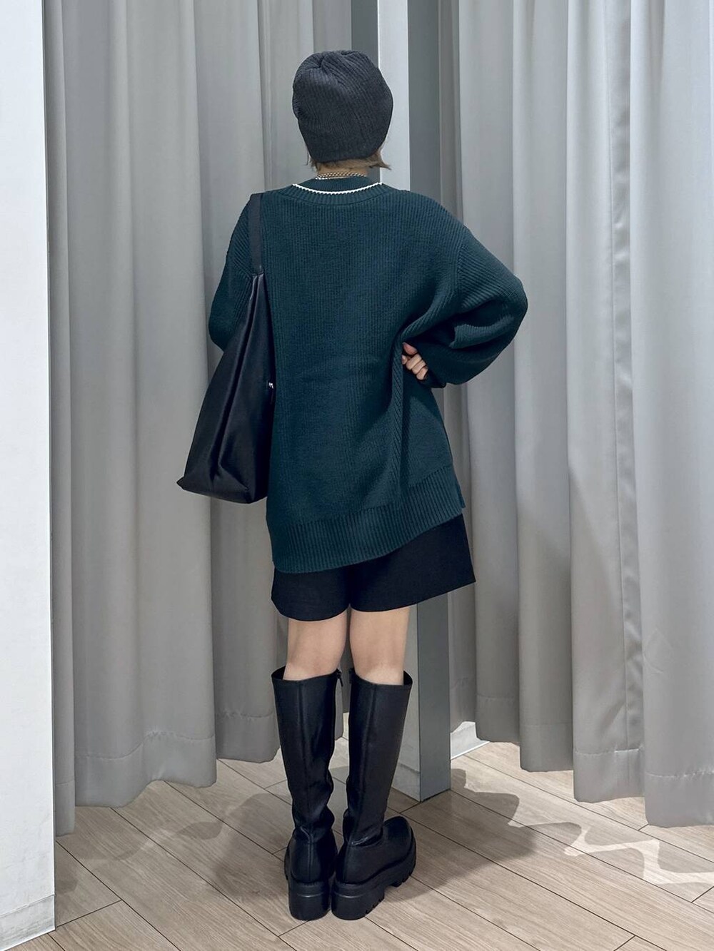 ブラック系のショルダーバッグ、グリーン系のカーディガン/ボレロ、グレー系のその他パンツを着用したレディースの秋コーディネートの5枚目の写真