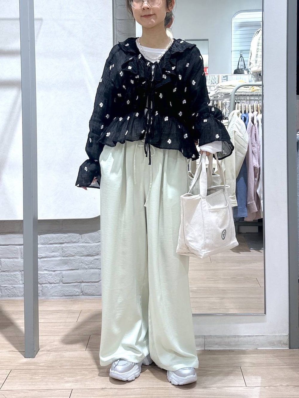 ホワイト系のショルダーバッグ、ホワイト系のTシャツ/カットソー、グリーン系のその他パンツを着用したレディースの春コーディネートの2枚目の写真