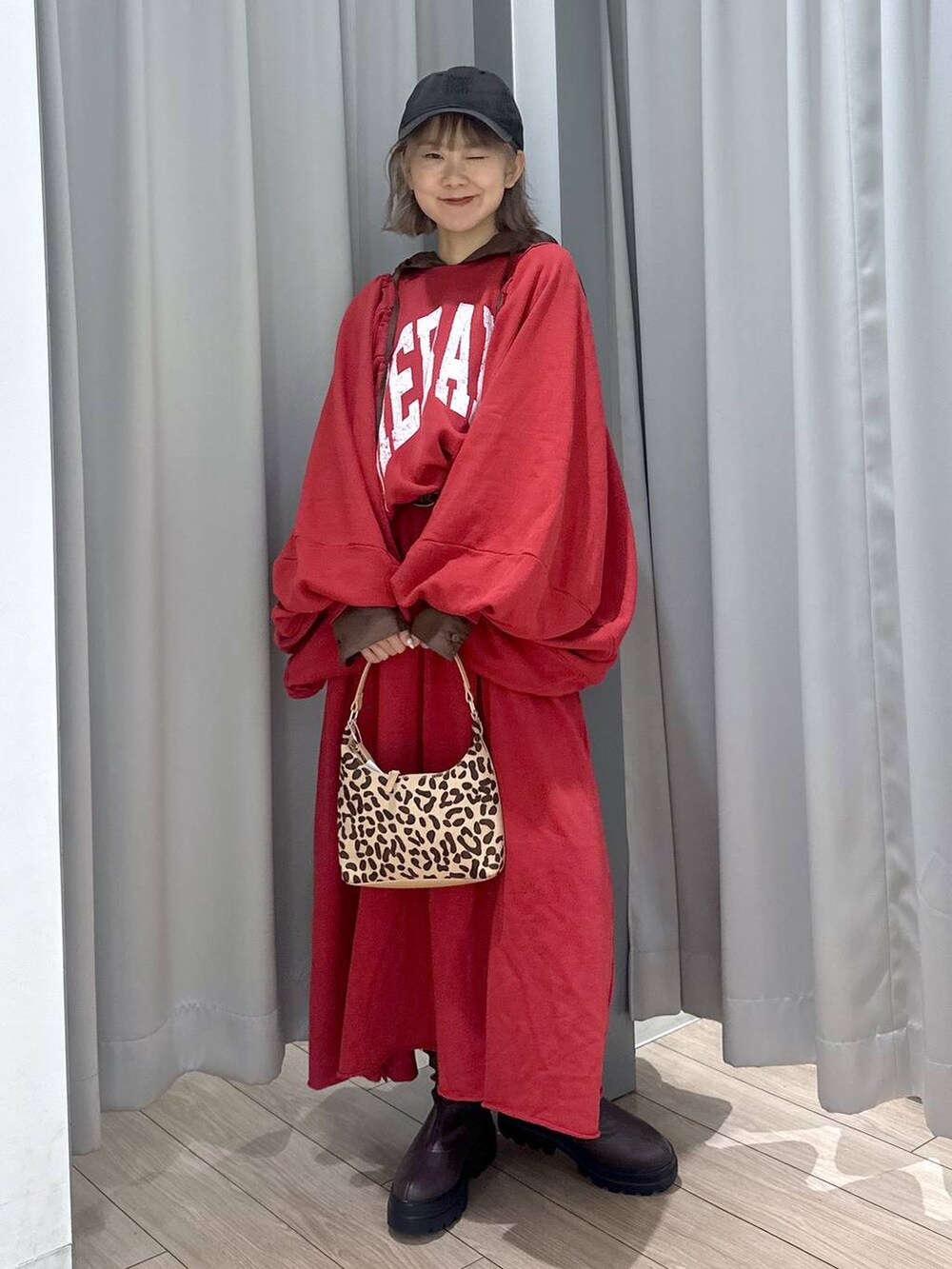 ブラウン系のシャツ/ブラウス、その他のショルダーバッグ、ブラウン系のブーツを着用したレディースの秋コーディネートの2枚目の写真