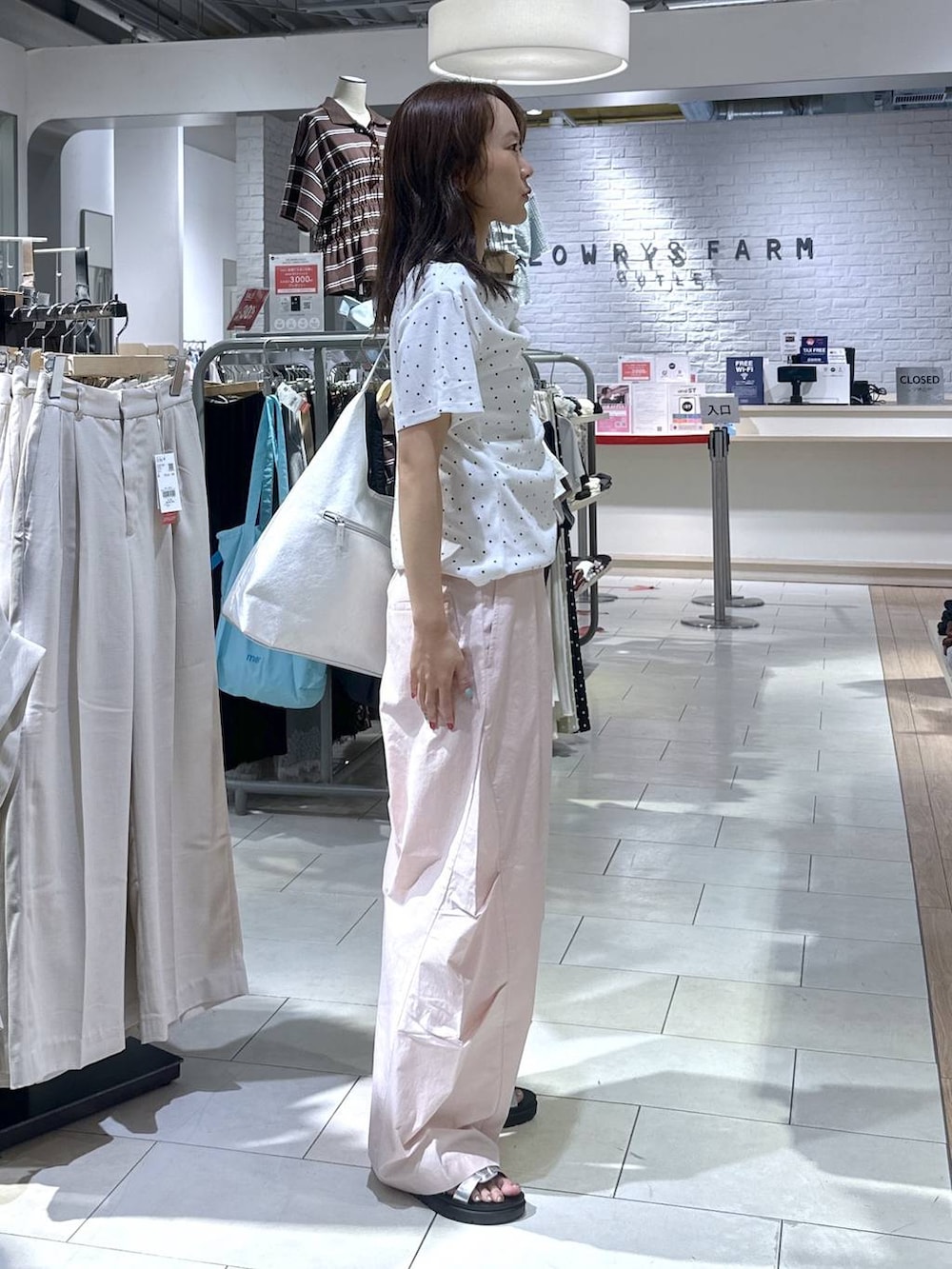 ピンク系のその他パンツ、ベージュ系のTシャツ/カットソー、シルバー系のショルダーバッグを着用したレディースの夏コーディネートの3枚目の写真