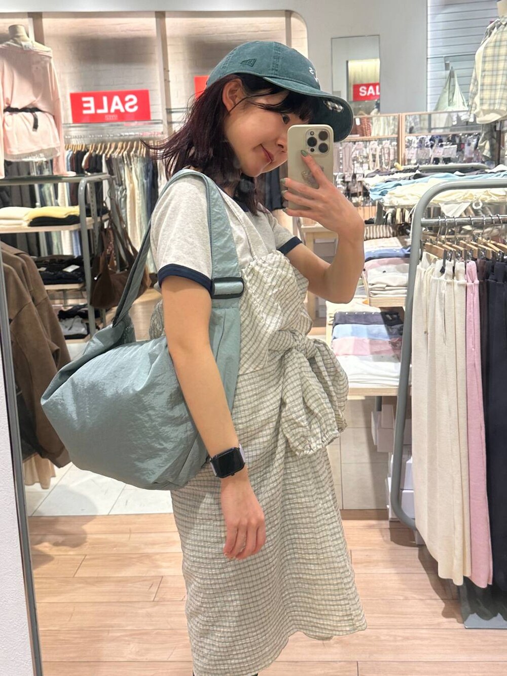ブラウン系のローファー、グレー系のTシャツ/カットソー、ブルー系のショルダーバッグを着用したレディースの春コーディネートの7枚目の写真