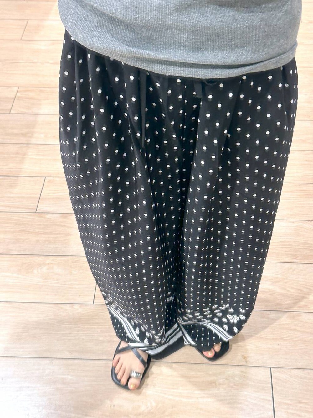 グレー系のタンクトップ、ブラック系のサンダル、ピンク系のTシャツ/カットソーを着用したレディースの夏コーディネートの4枚目の写真