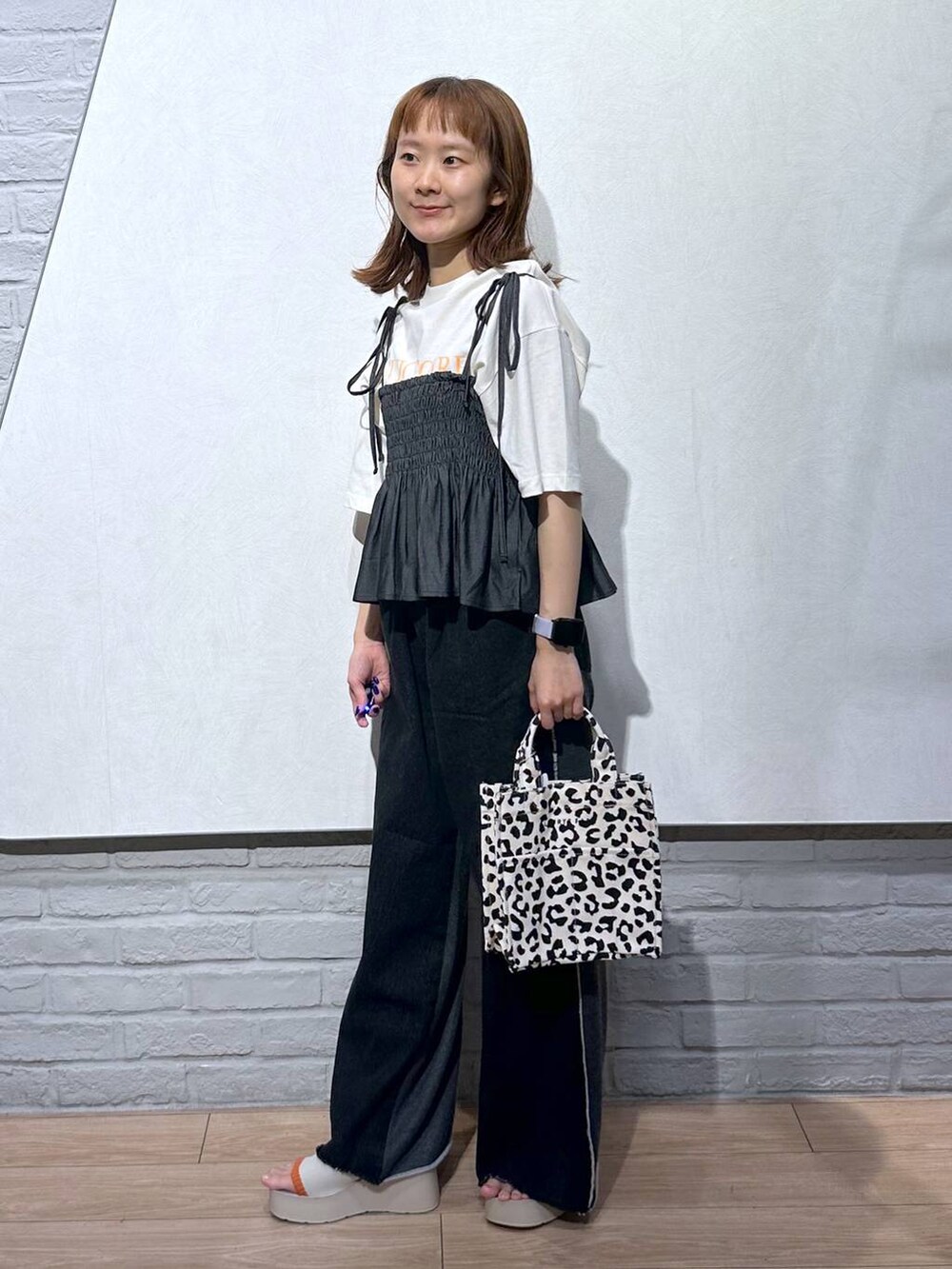 ベージュ系のサンダル、ホワイト系のTシャツ/カットソー、その他のトートバッグを着用したレディースの夏コーディネートの4枚目の写真