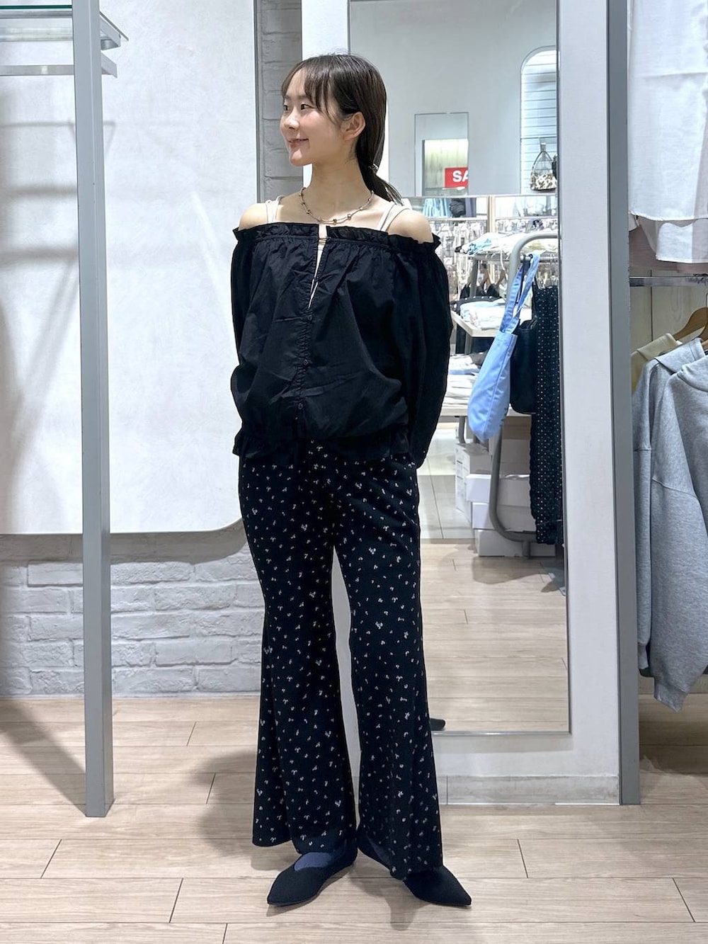 ホワイト系のTシャツ/カットソー、ブラック系のパンプス、ブラック系のその他パンツを着用したレディースの春コーディネートの6枚目の写真