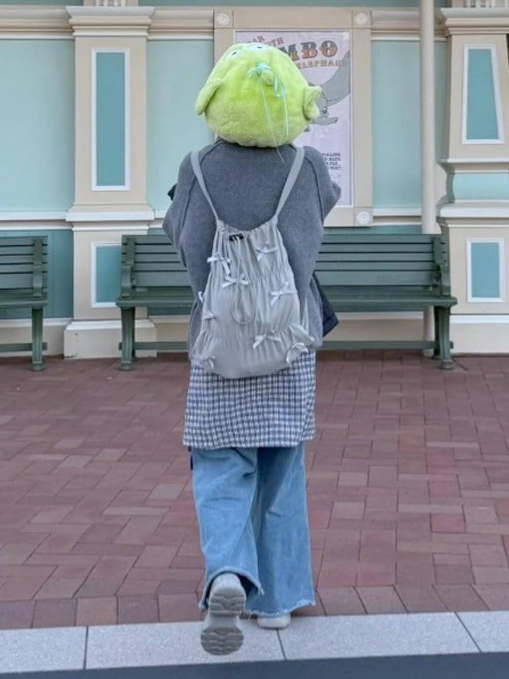 グレー系のバックパック/リュック、グレー系のブルゾンを着用したレディースの冬コーディネートの3枚目の写真