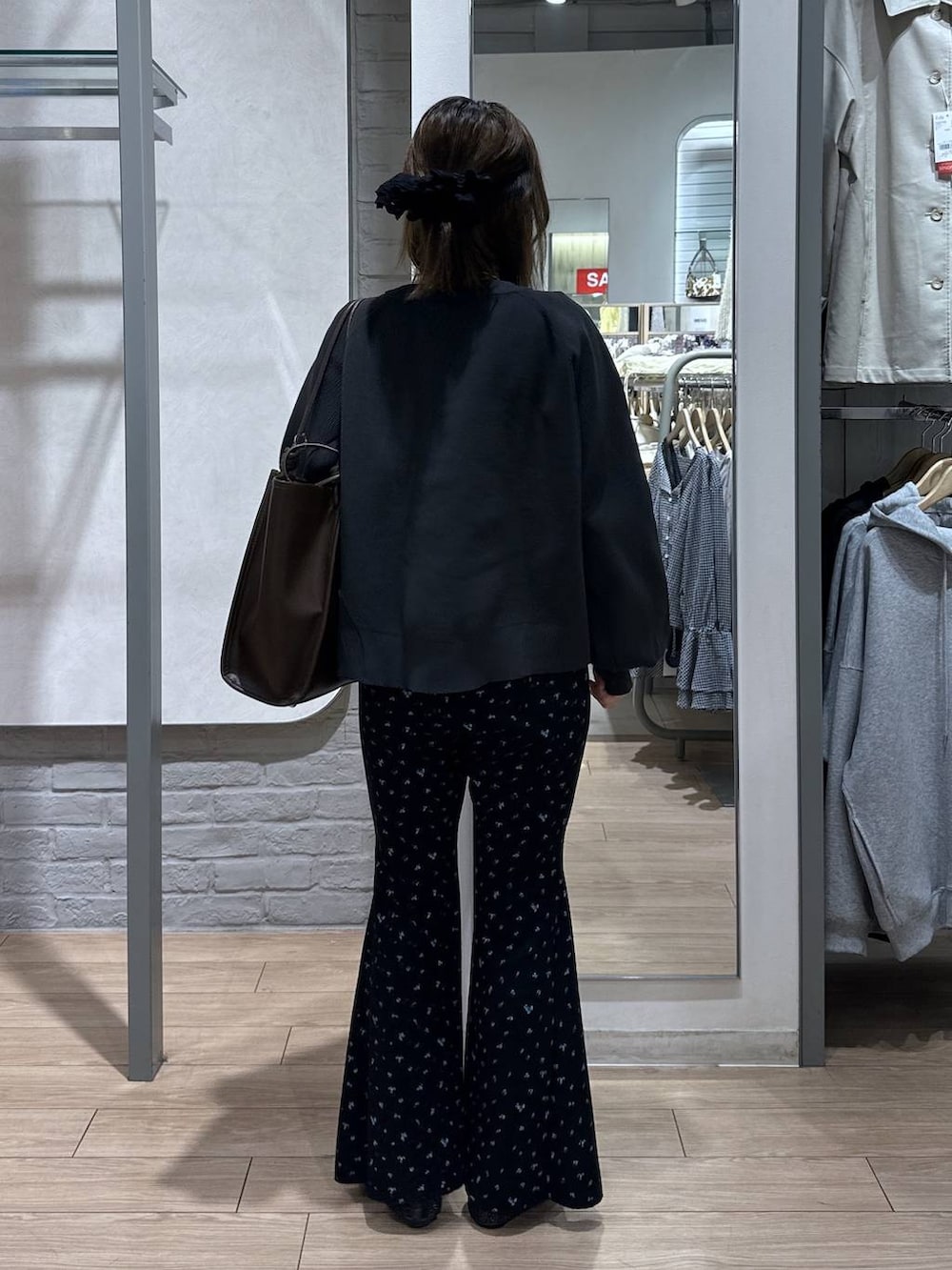 ブラック系のパンプス、ブラック系のその他パンツ、ブラウン系のトートバッグを着用したレディースの春コーディネートの4枚目の写真