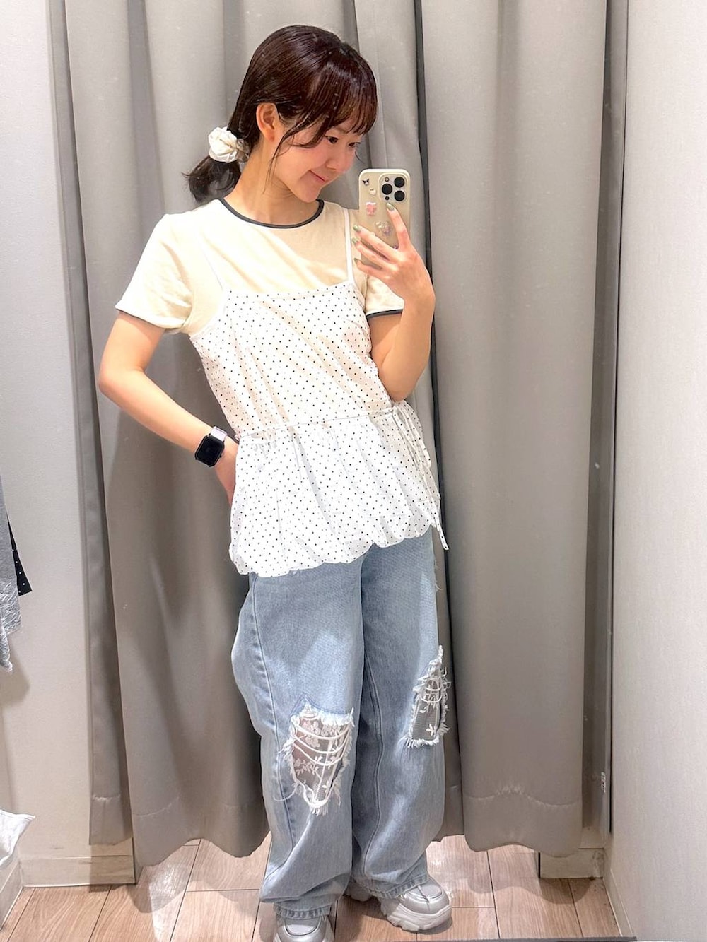 ブルー系のデニムパンツ、ベージュ系のTシャツ/カットソー、ホワイト系のキャミソールを着用したレディースの春コーディネートの2枚目の写真