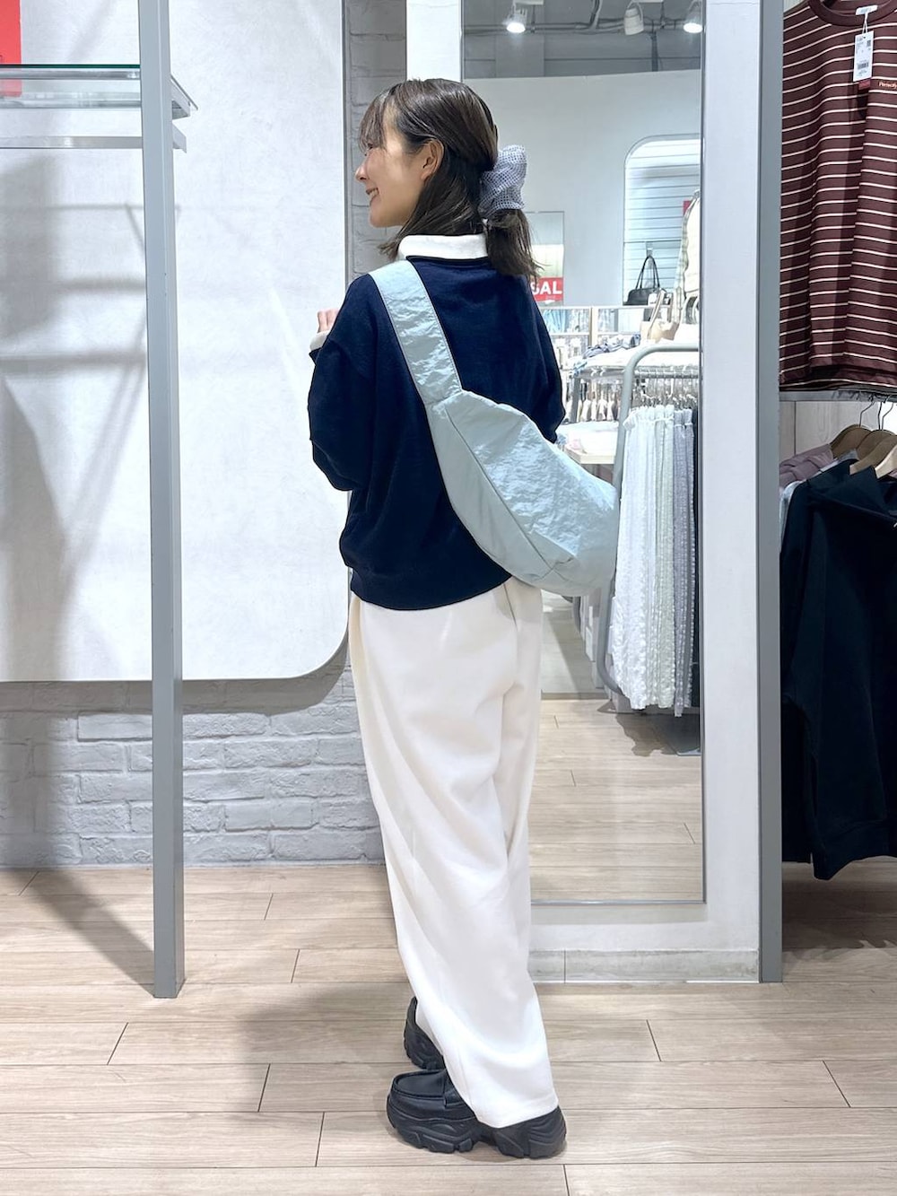 ベージュ系のTシャツ/カットソー、ベージュ系のスウェットパンツ、ブラック系のローファーを着用したレディースの春コーディネートの2枚目の写真