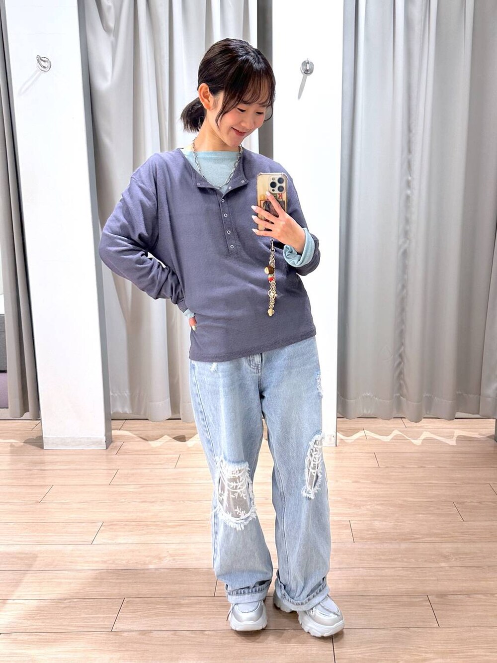 グリーン系のTシャツ/カットソー、ブルー系のデニムパンツ、グレー系のTシャツ/カットソーを着用したレディースの春コーディネートの4枚目の写真