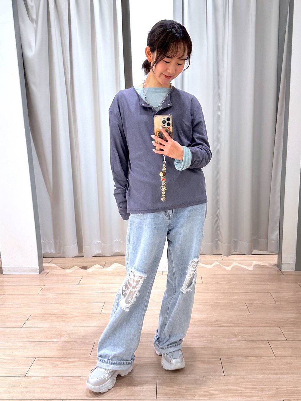 グリーン系のTシャツ/カットソー、ブルー系のデニムパンツ、グレー系のTシャツ/カットソーを着用したレディースの春コーディネートの5枚目の写真