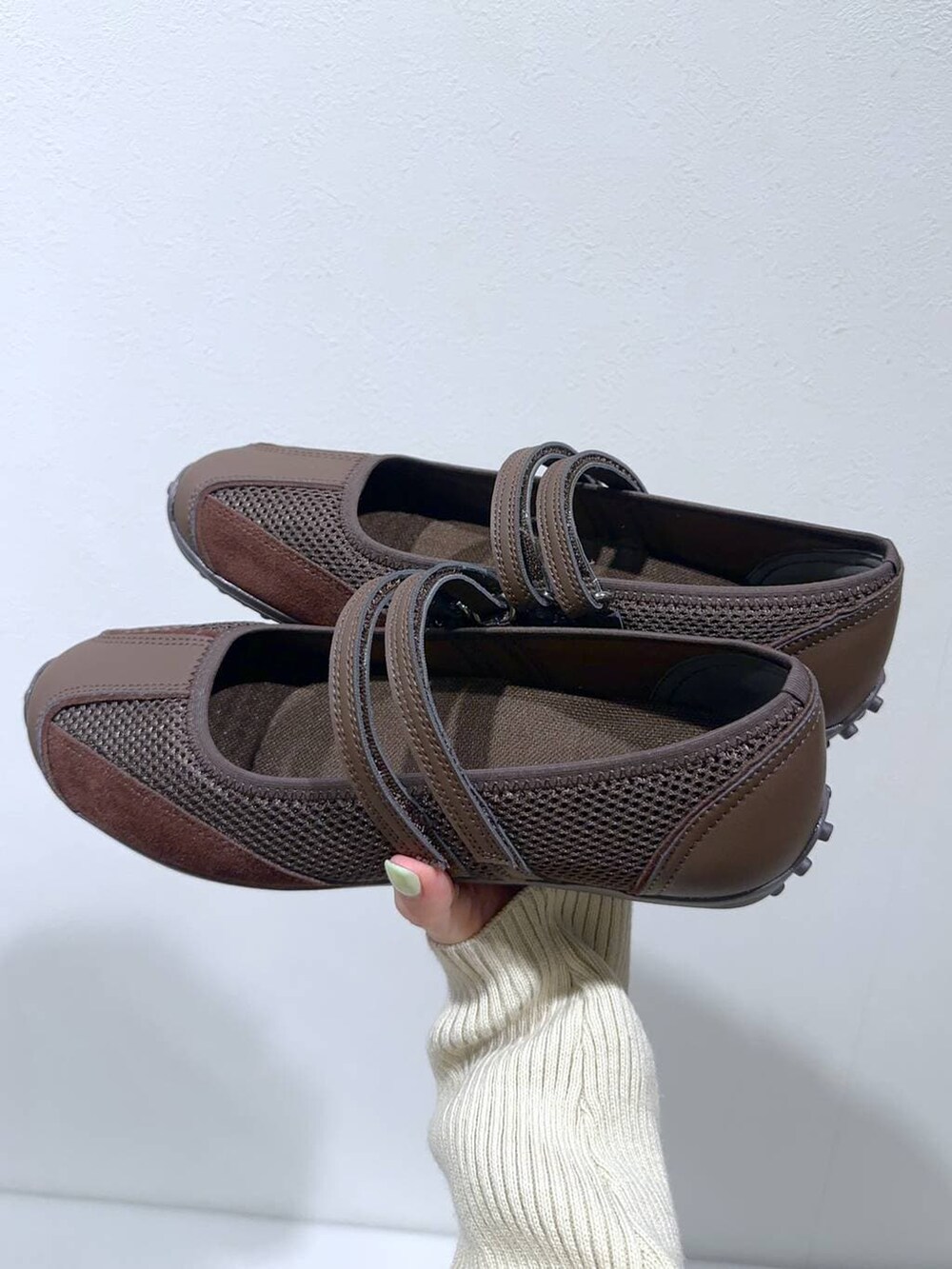 ブラック系のスカート、ブラウン系のスニーカーを着用したレディースの春コーディネートの2枚目の写真