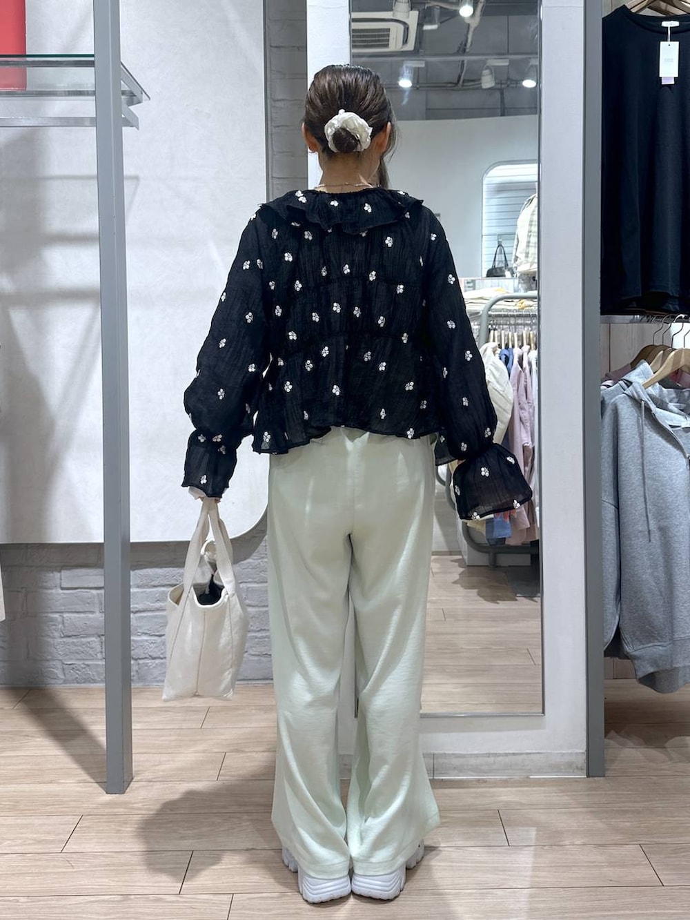 ホワイト系のショルダーバッグ、ホワイト系のTシャツ/カットソー、グリーン系のその他パンツを着用したレディースの春コーディネートの5枚目の写真