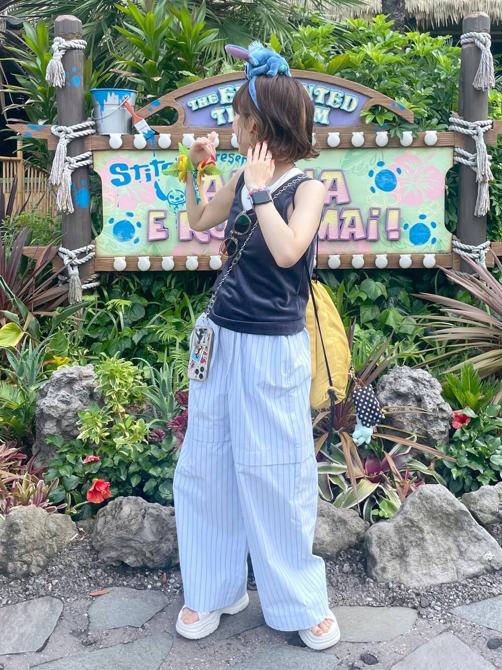 その他のその他パンツ、ホワイト系のサンダル、ブルー系のタンクトップを着用したレディースの夏コーディネートの3枚目の写真