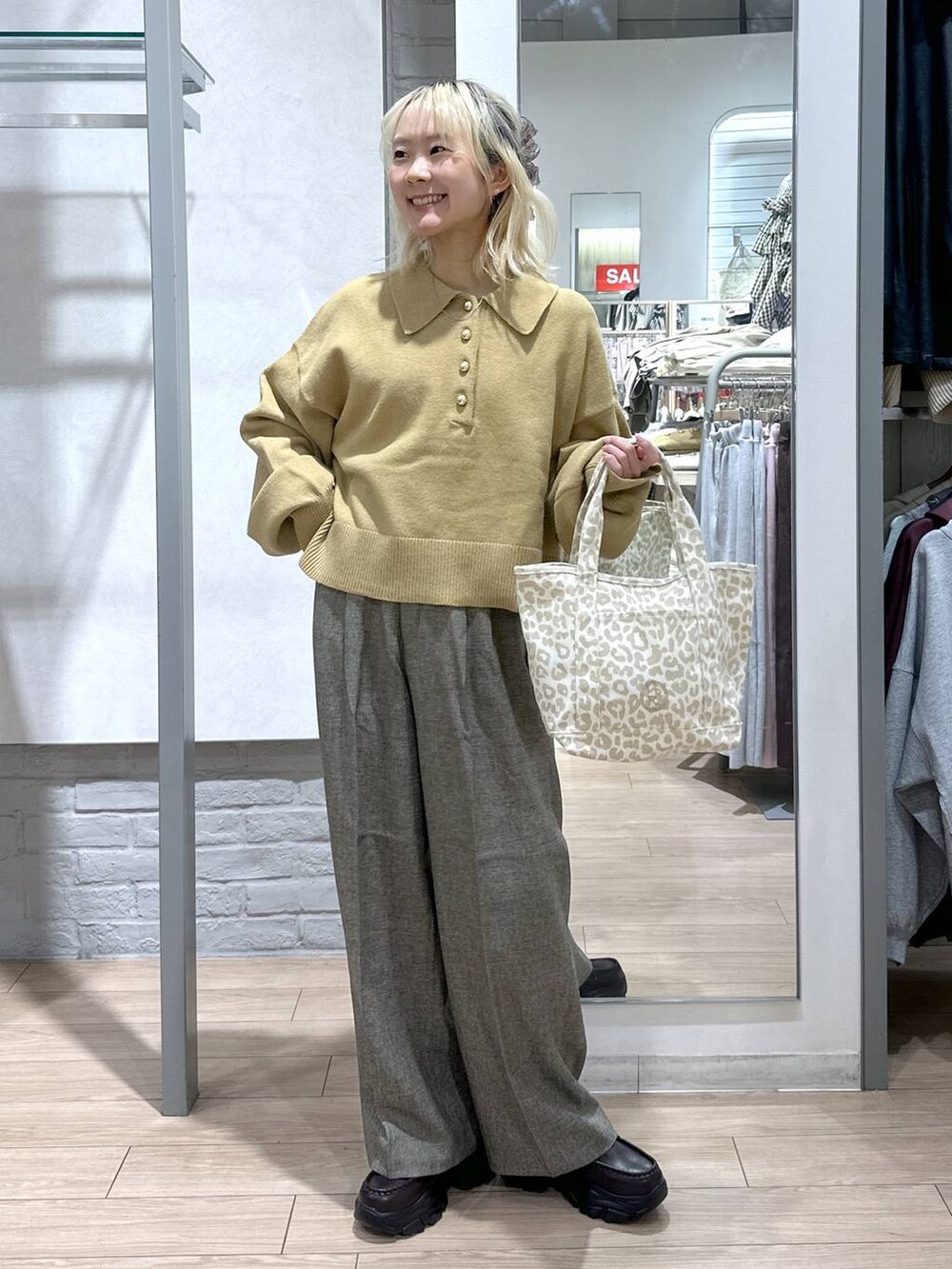 ベージュ系のショルダーバッグ、ブラウン系のデニムパンツ、ブラウン系のローファーを着用したレディースの冬コーディネートの3枚目の写真